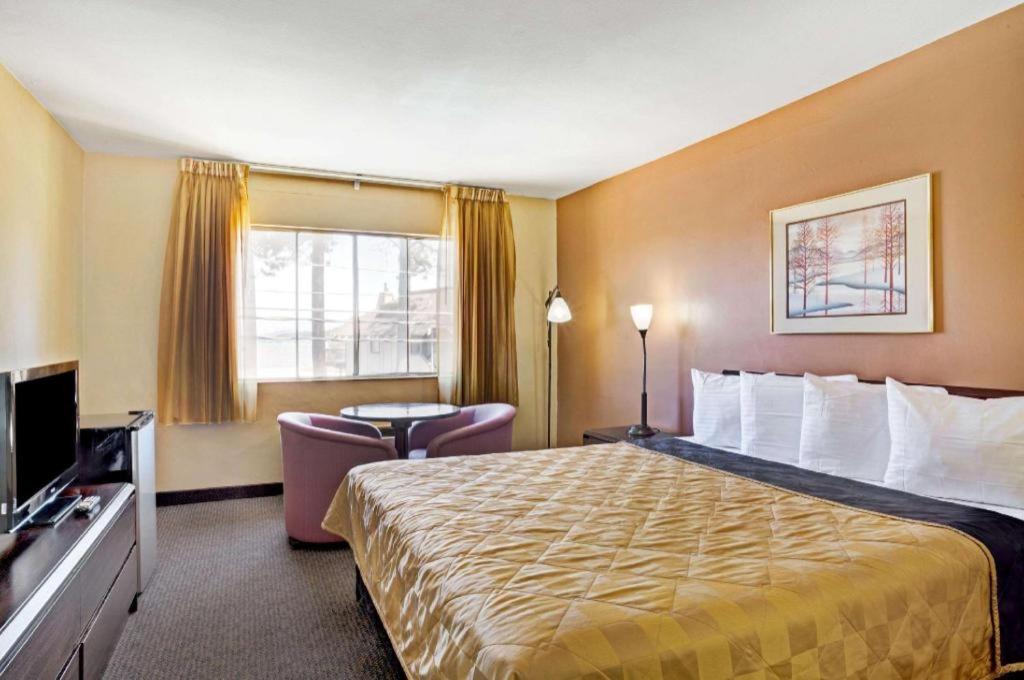 Howard Johnson By Wyndham South Lake Tahoe Exterior photo
