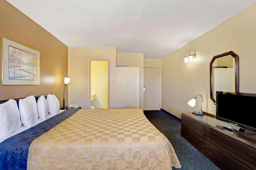 Howard Johnson By Wyndham South Lake Tahoe Exterior photo